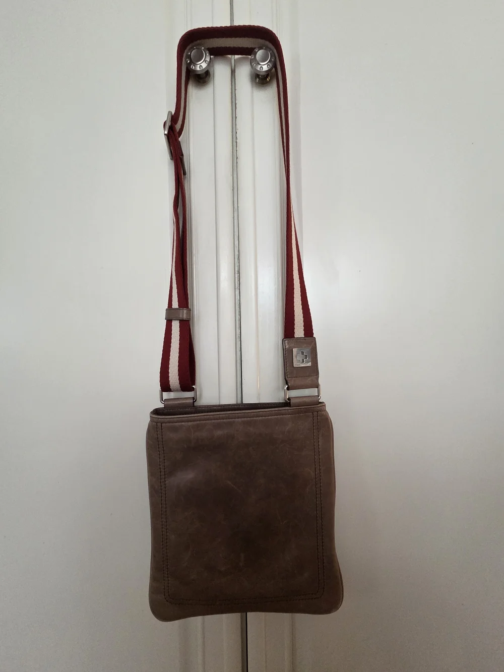 BALLY Mens Tuston crossbody Leather Bag with Red-Striped Shoulder Strap